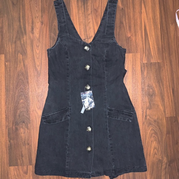 ASOS DESIGN washed black denim sleeveless button pinafore mini dress. - Picture 14 of 16